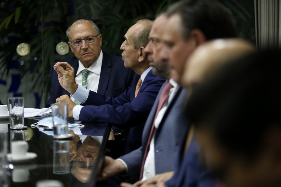 Alckmin observa o relator do Orçamento, deputado Marcelo Castro, falar na reunião em que o vice-presidente eleito apresentou texto da PEC
