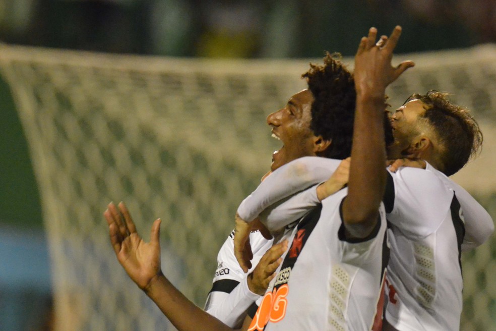 Talles comemora o segundo gol do Vasco contra a Chapecoense  Foto: Tarla Wolski/Futura Press