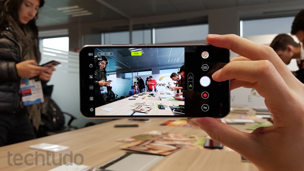 Zenfone 5: Asus aposta em câmera dupla (Foto: Thássius Veloso/TechTudo)