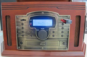 'Rádio Tucson' é um dos modelos retrô qure tocam MP3 e discos de vinil (Foto: Gustavo Petró/G1)
