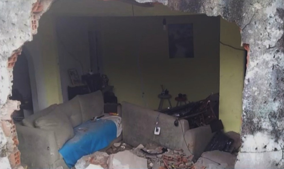 Parede de imóvel fica destruída após carro desgovernado invadir casa no interior da Bahia — Foto: Reprodução/TV Subaé