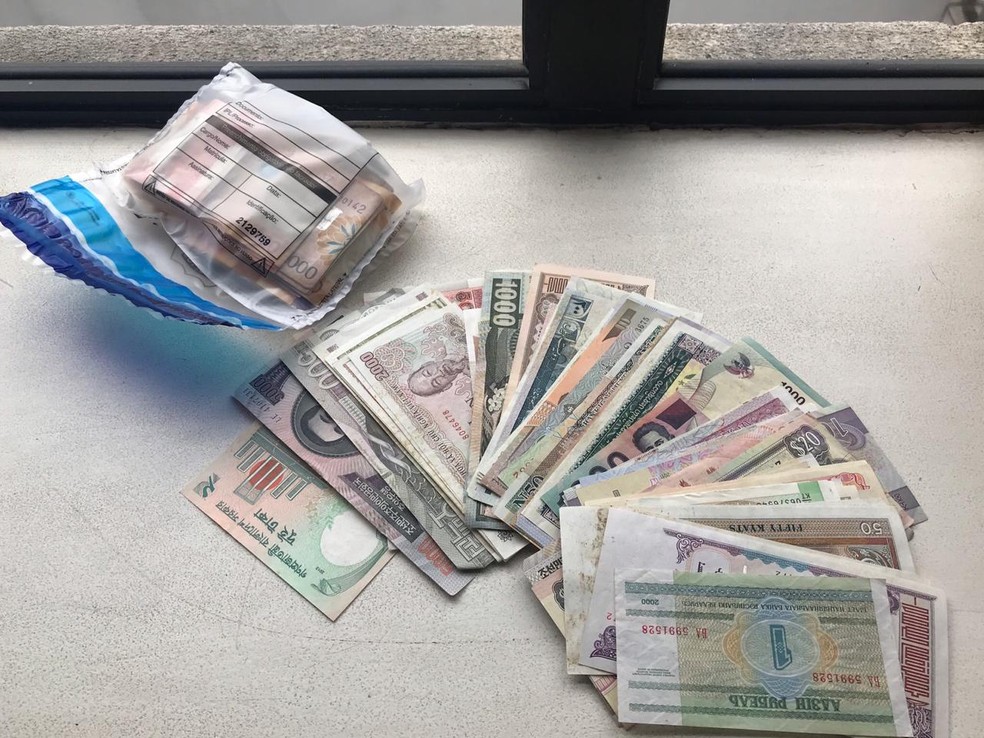 Durante as buscas, os policiais tambÃ©m apreenderam cÃ©dulas de dinheiro â€” Foto: DivulgaÃ§Ã£o/PF