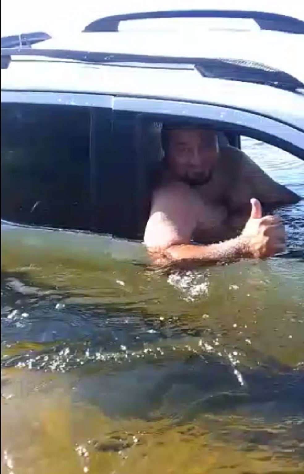 Vídeo viralizou na internet após homem dar resposta inusitada sobre acidente — Foto: Reprodução