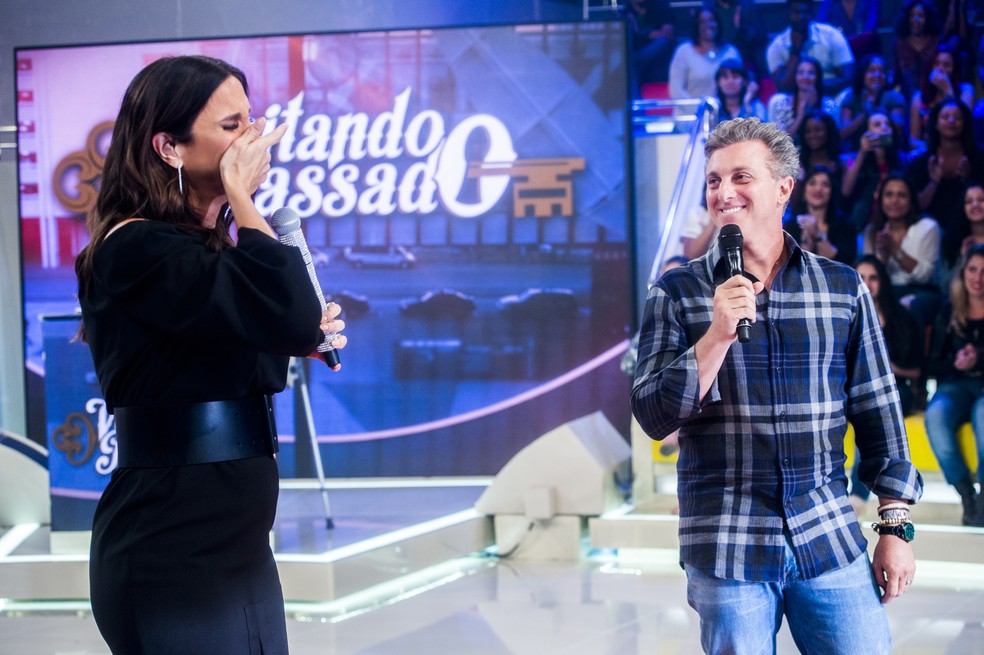 Ivete ficou bastante emocionada com o presente de Luciano Huck (Foto: TV Globo/João Miguel Júnior)