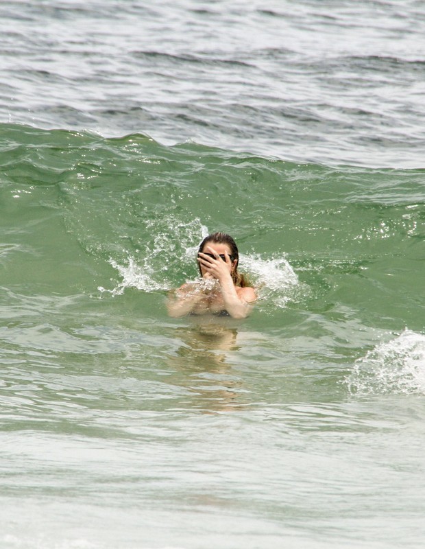 Fernanda Keulla se refresca em praia carioca (Foto: Daniel Delmiro/AgNews)