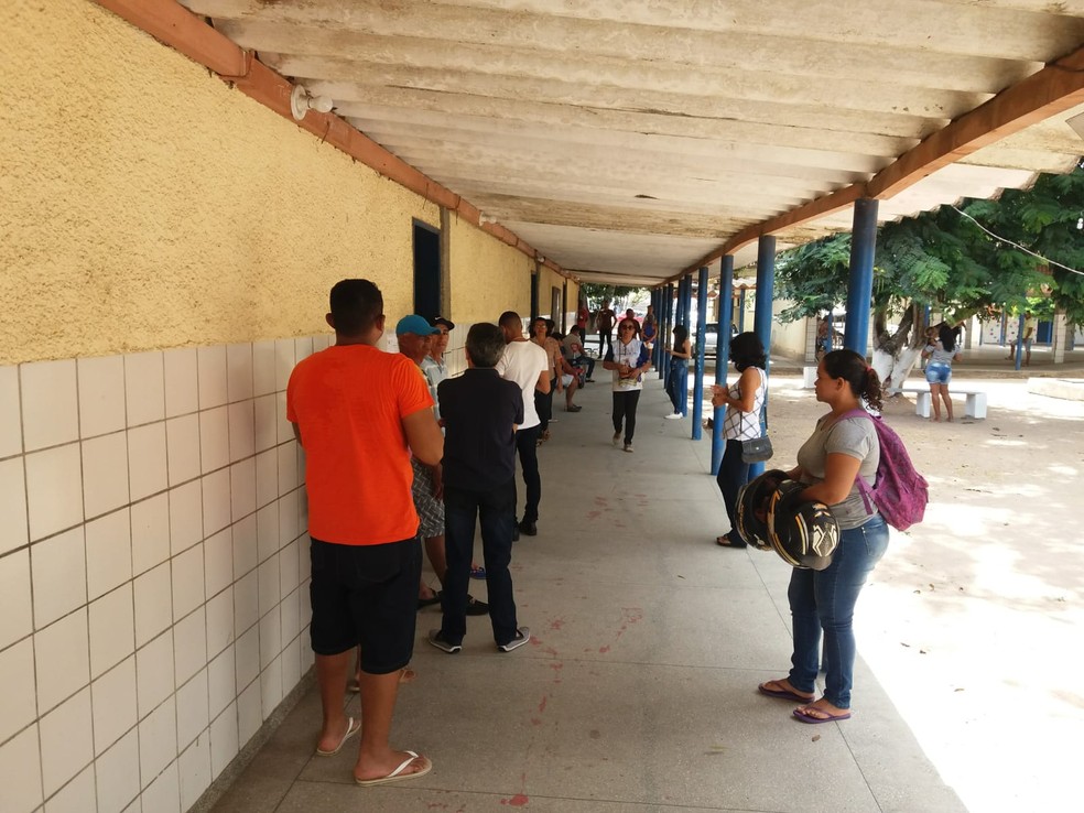 Eleitores comparecem em seção em Ceará-Mirim, na Grande Natal, neste domingo (1º) — Foto: Norton Rafael/Inter TV Cabugi