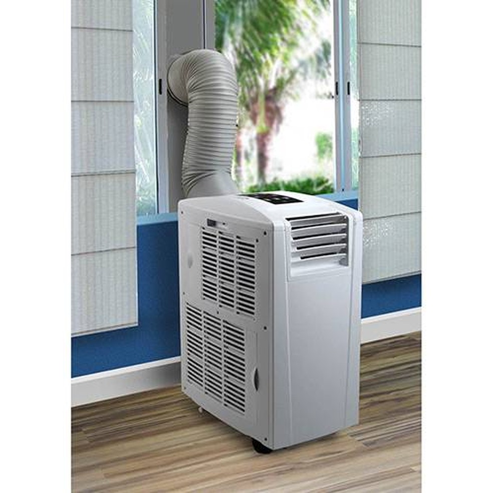 Ar-condicionado portátil Elgin é indicado para cômodos pequenos e depende de uma janela para saída de ar quente. — Foto: Divulgação/Elgin