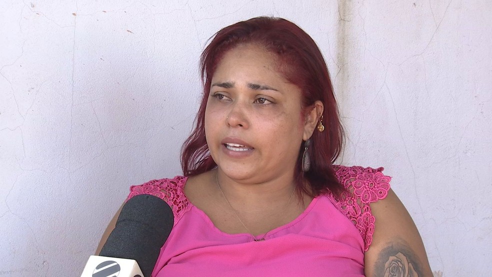 Esposa de Adriano relata com tristeza sobre a morte do marido.  &mdash; Foto: David Melo/TV Morena