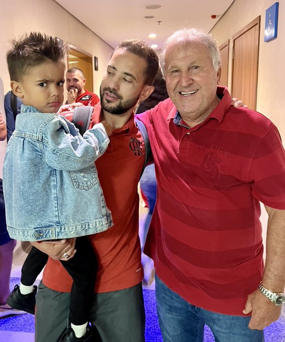 Everton Ribeiro com Zico ap&oacute;s Flamengo x Palmeiras &mdash; Foto: Reprodu&ccedil;&atilde;o/Twitter