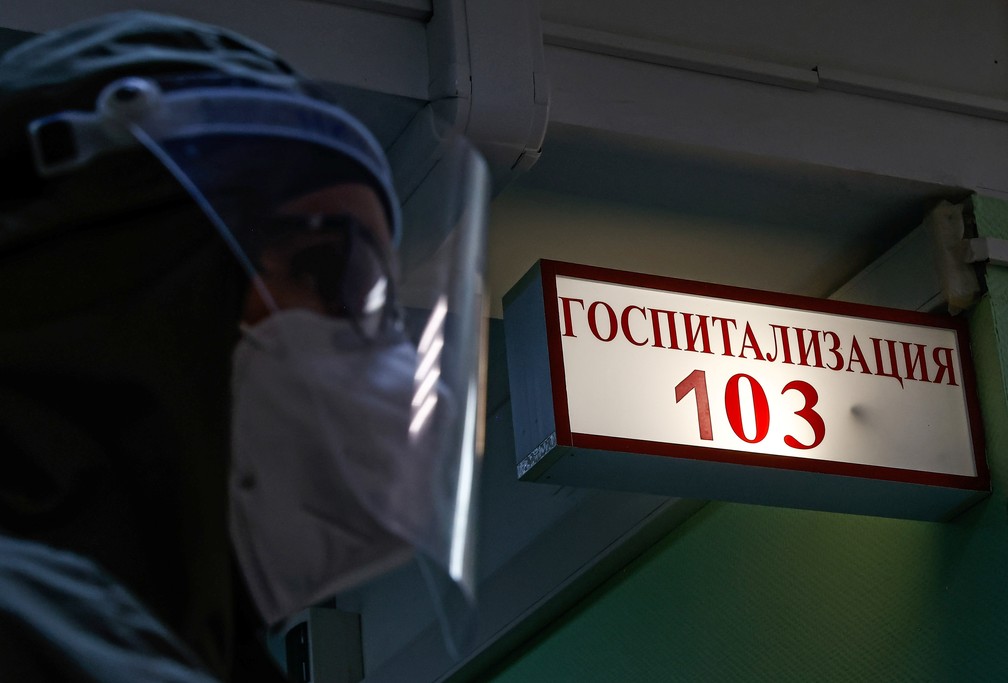 Medico paramentado em frente a hospital em Moscou, Rússia, que atende a pacientes de Covid-19, nesta quinta-feira (21) — Foto: Maxim Shemetov/Reuters