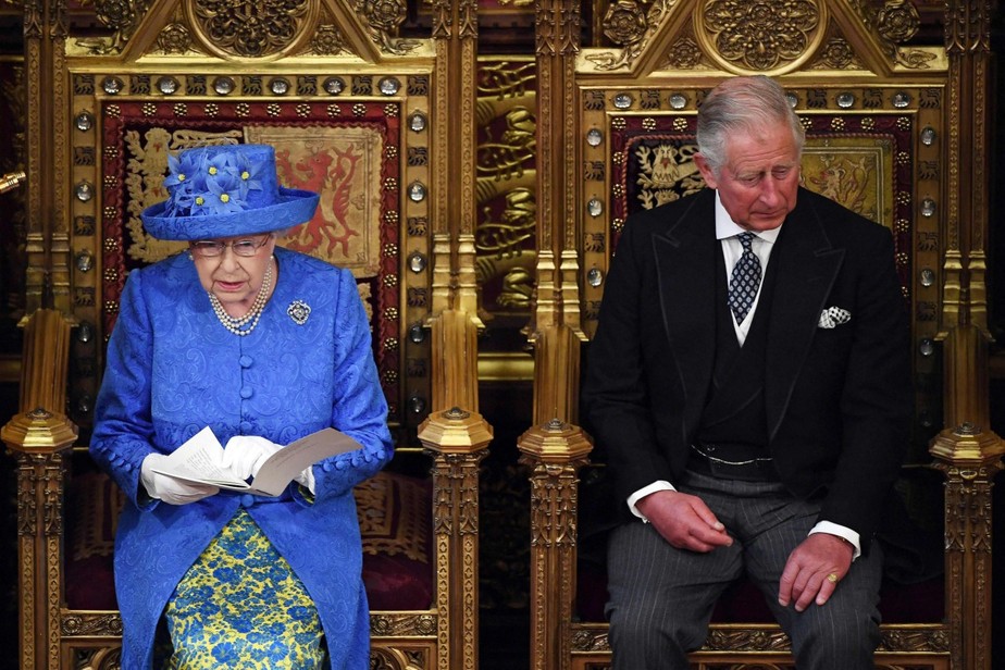 Rainha Elizabeth II e rei Charles III, durante sessão de abertura do Parlamento britânico em 2017