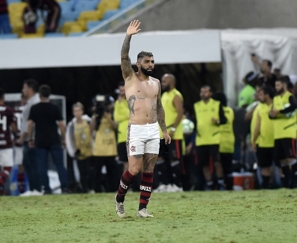 Gabigol acena para os milhares de torcedores e é um dos últimos a deixa o campo — Foto: André Durão / GloboEsporte.com
