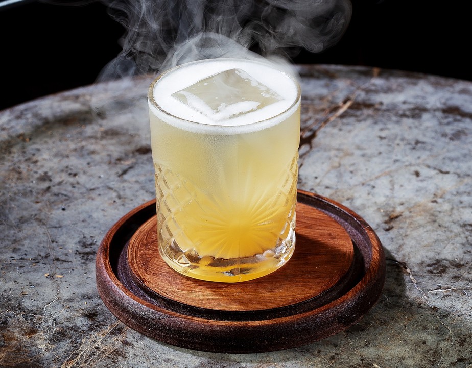 A fumaça dá um toque especial ao drinque 'The Journey', que leva gin, cítrica de malte e xarope de cola