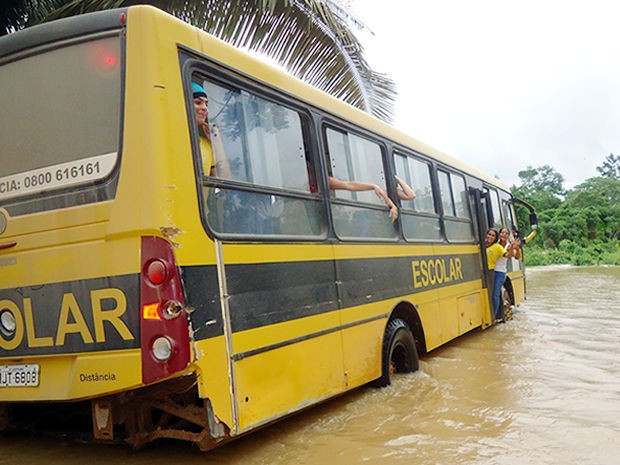 Ônibus escolar quebra a caminho da escola e pais de alunos reclamam da  precariedade do transporte em MT, Mato Grosso