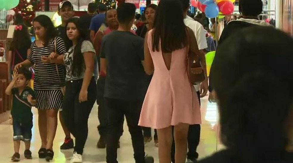 Lojas ficaram lotadas durante promoções da Black Friday  (Foto: Reprodução/Rede Amazônica Acre )