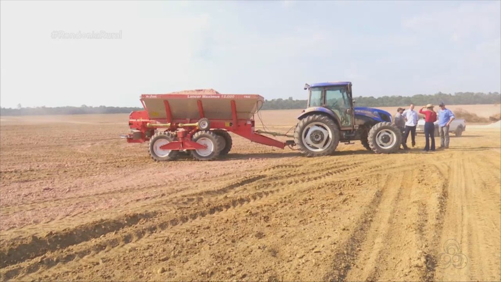 Calagem é aplicada em propriedades de RO — Foto: Rede Amazônica/Reprodução