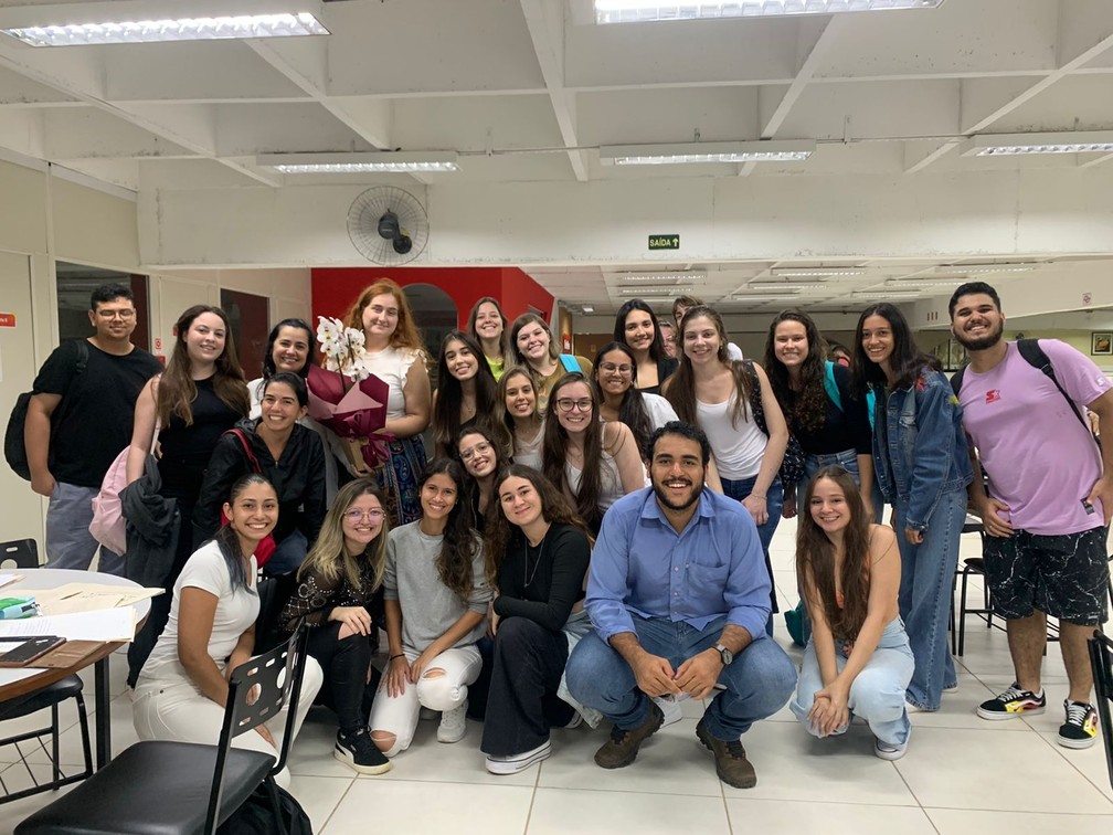 Alunos fazem surpresa para Patrcia Linares, vtima de etarismo em Universidade de Bauru (SP)  Foto: Arquivo Pessoal