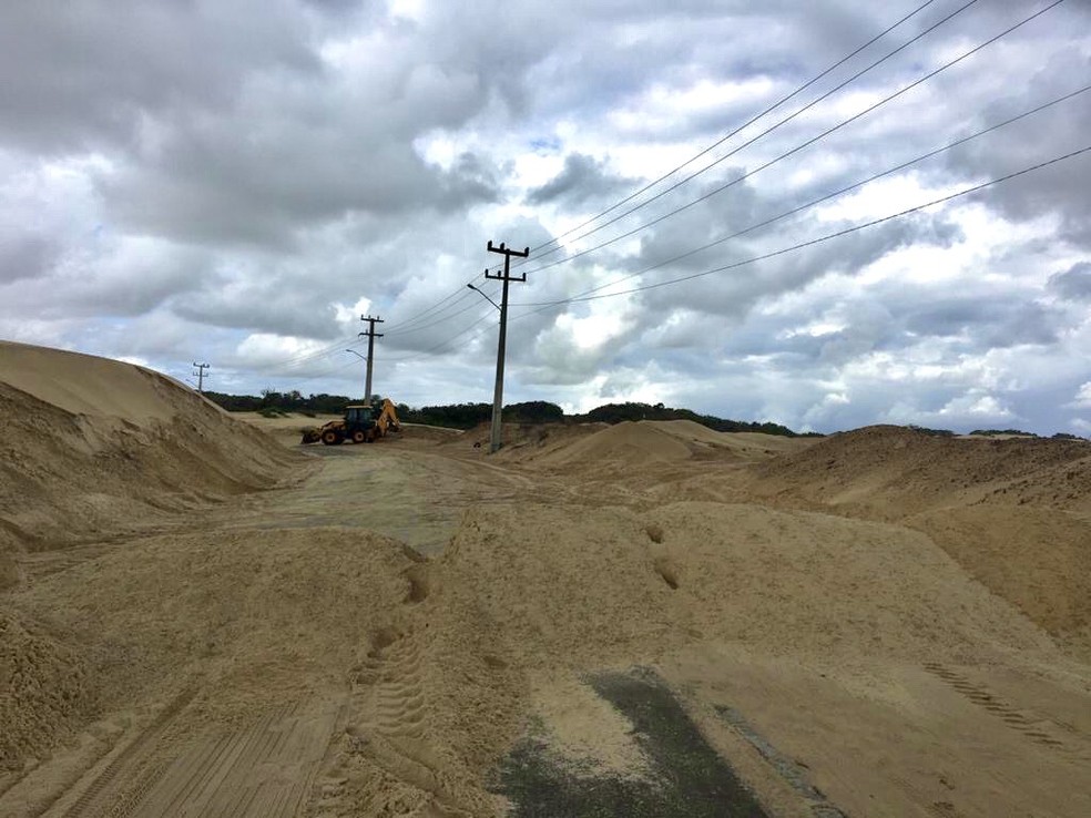 DER interrompeu trânsito na RN-305 na manhã desta sexta (10) para remoção de areia na rodovia — Foto: Quézia Oliveira/Inter TV Cabugi