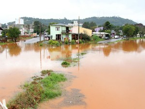 Rio Lonqueador avança sobre as casas (Foto: Prefeitura de Francisco Beltrão/ Divulgação)
