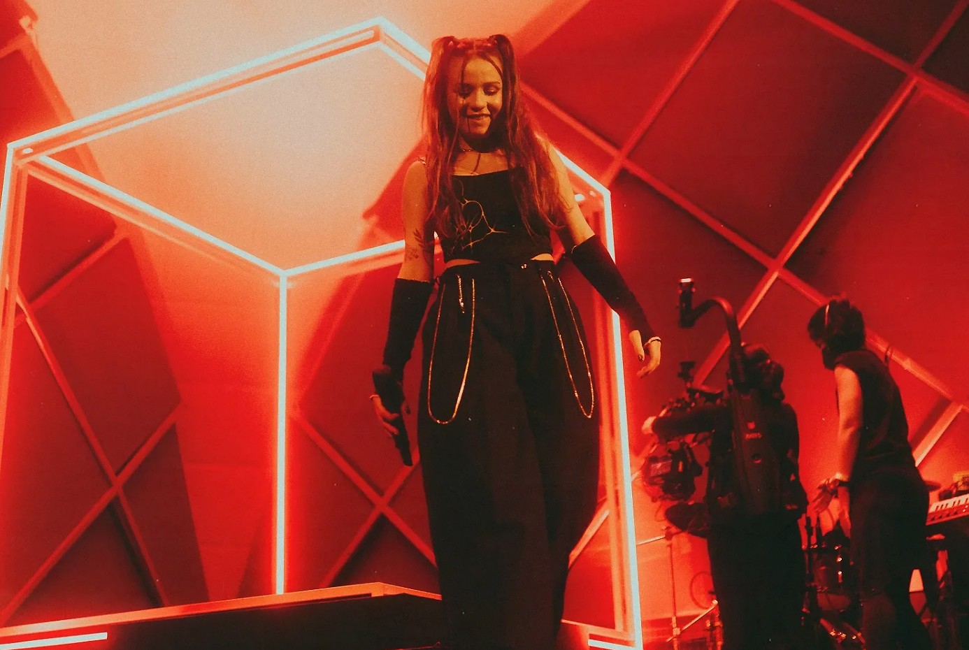 Carol Biazin requenta 'Café' com Vitão no álbum ao vivo que registra show 'Beijo de Judas'