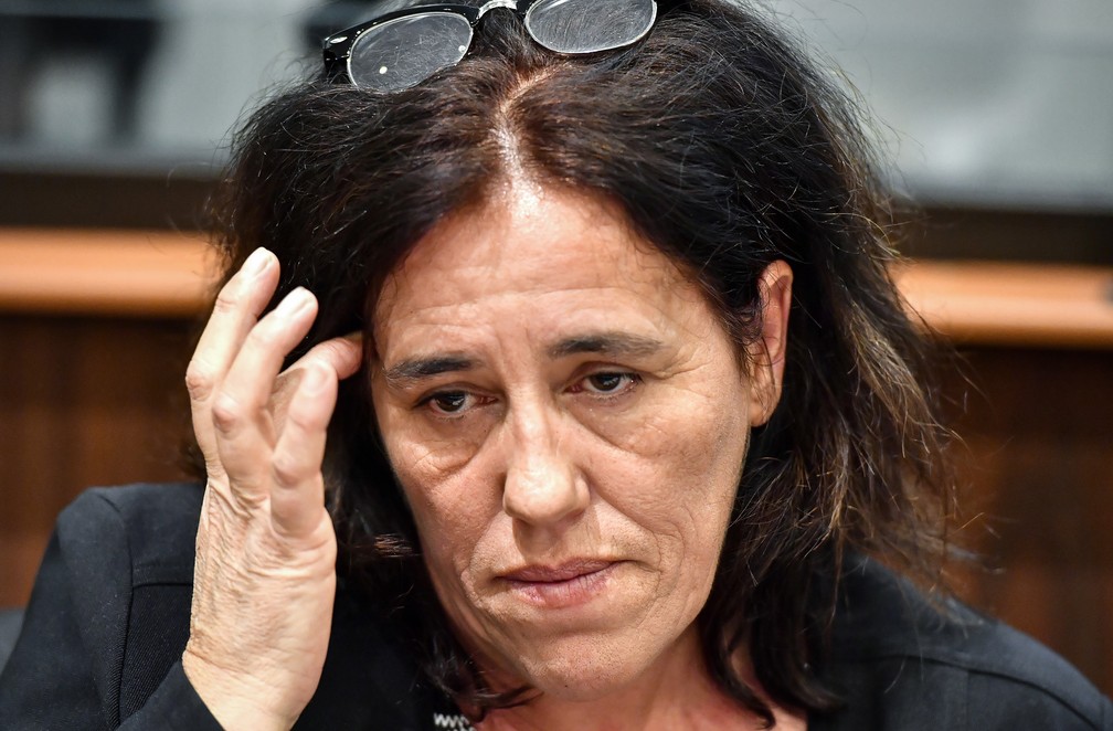 Rosa Maria Da Cruz, que manteve a filha no porta-malas de um carro, durante julgamento em corte de Tulle, na França — Foto: Georges Gobet/ AFP