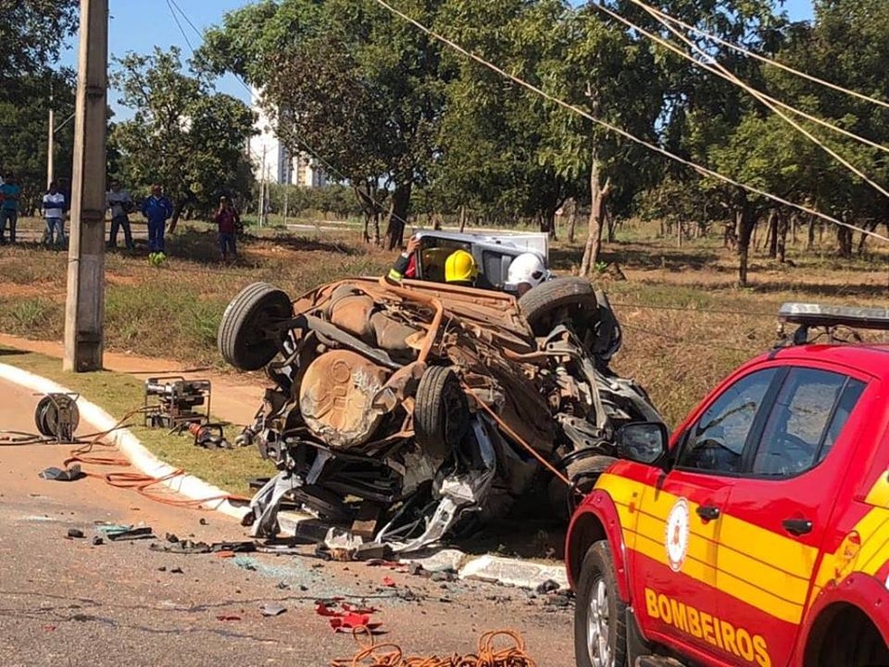 Carro ficou completamente destruÃ­do apÃ³s acidente (Foto: Jorge Couto/DivulgaÃ§Ã£o)