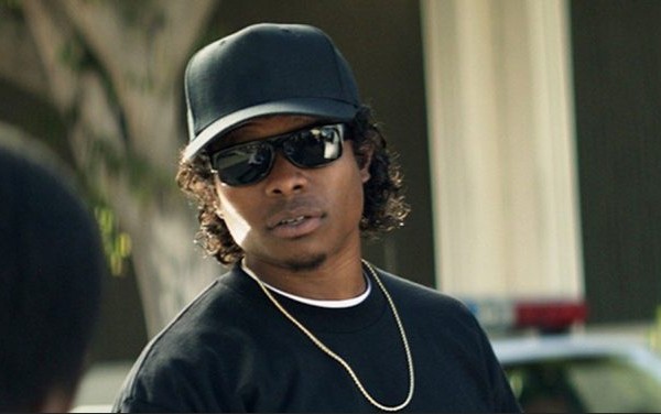 O ator Jason Mitchell como o rapper Eazy-E em Straight Outta Compton: A História do N.W.A. (2015) (Foto: Reprodução)