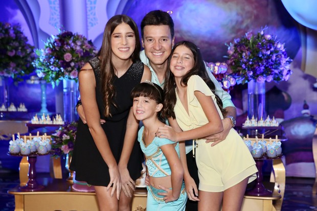 Rodrigo Faro com as filhas, Helena, Clara e Maria  (Foto: Manuela Scarpa/Brazil News)