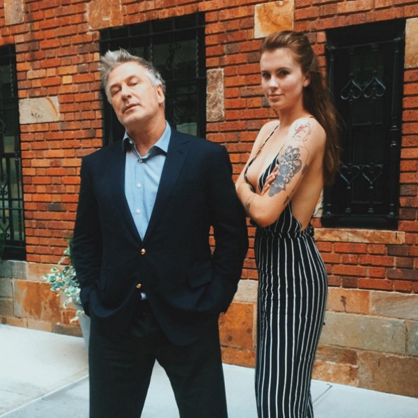 Alec Baldwin ao lado de sua filha, Ireland (Foto: Instagram)