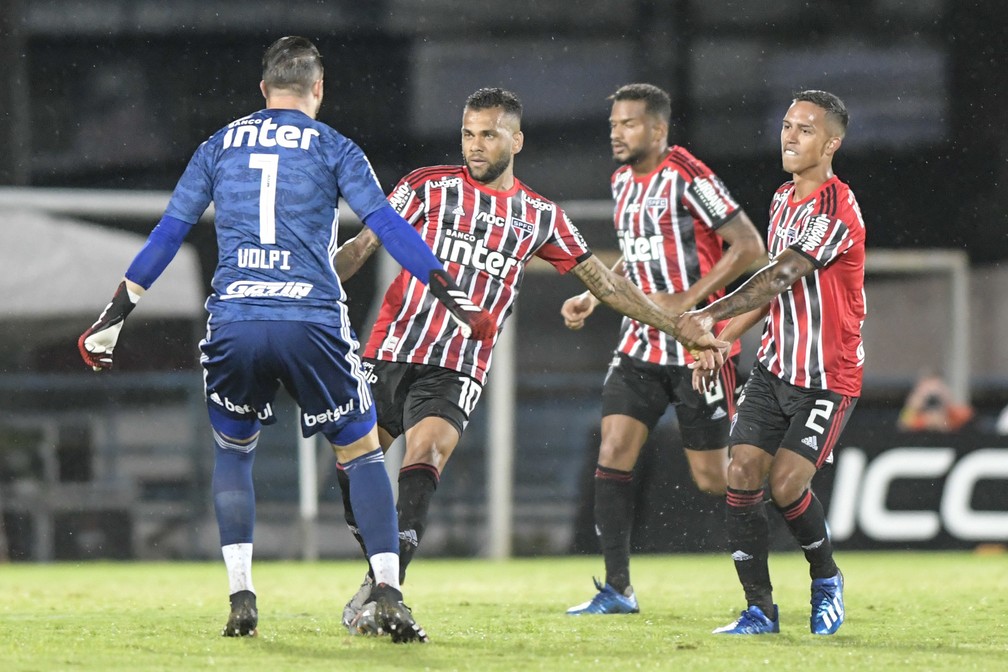 Daniel Alves comemora o gol do São Paulo com Volpi, Reinaldo e Igor Vinicius — Foto: Richard Callis/Estadão Conteúdo