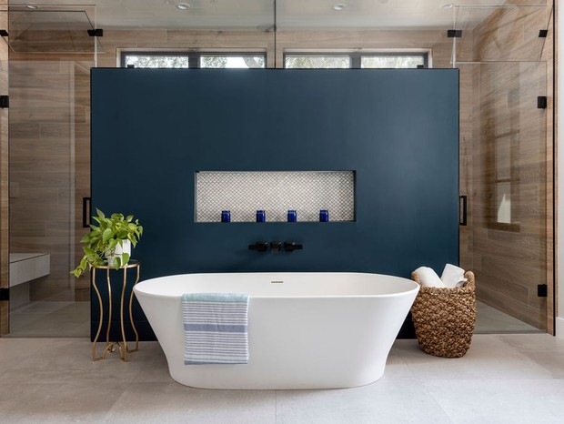 Décor do dia: banheiro banheira tem parede azul e mix de texturas (Foto: Stephanie Russo)