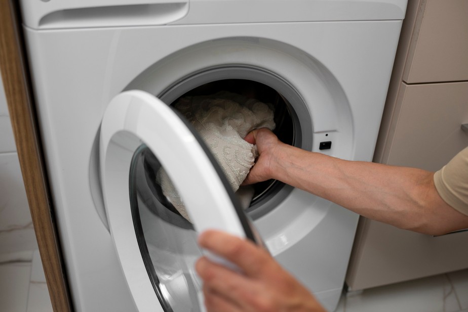 Para escolher entre tanquinho e lavadora de roupas, o melhor é conhecer o perfil da família e as características de cada eletrodoméstico