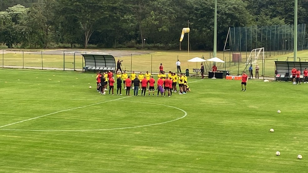 Braz reúne grupo do Flamengo próximo ao círculo central em treino realizado em Atibaia — Foto: Júlia Guimarães