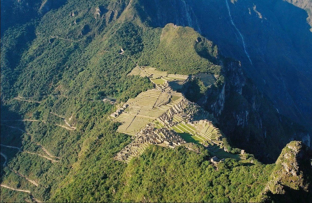 As ruínas já mostram beleza suficiente para impressionar qualquer turista, mas tudo fica ainda mais belo quando as montanhas onde estão Machu Picchu são vistas à distância (Foto: Reprodução)
