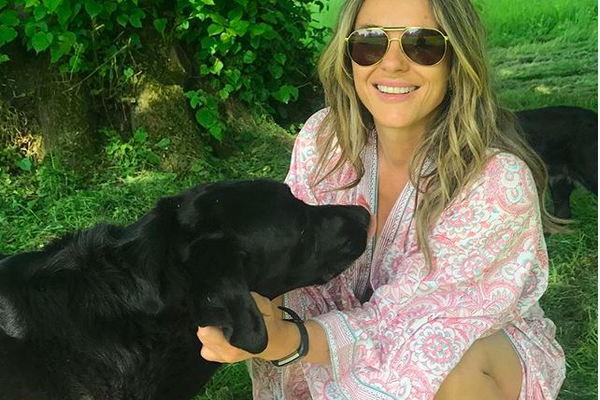 A atriz Elizabeth Hurley com seu cachorro (Foto: Instagram)