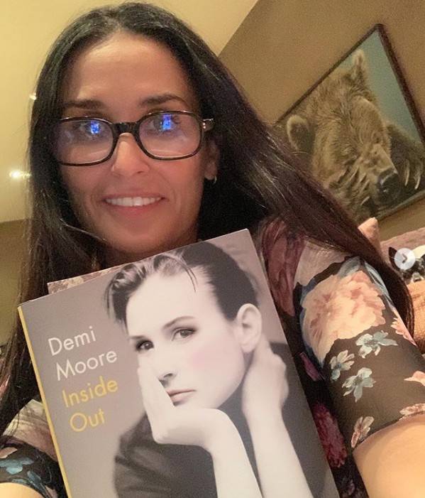 A atriz Demi Moore com sua autobiografia, 'Inside Out' (Foto: Instagram)