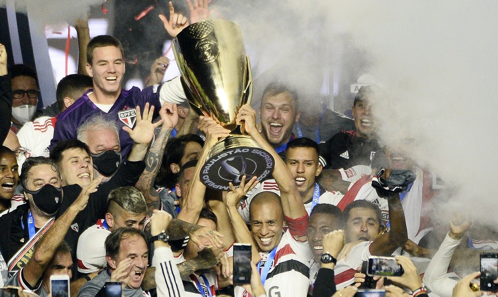 Miranda levanta o troféu de campeão paulista pelo São Paulo — Foto: Marcos Ribolli