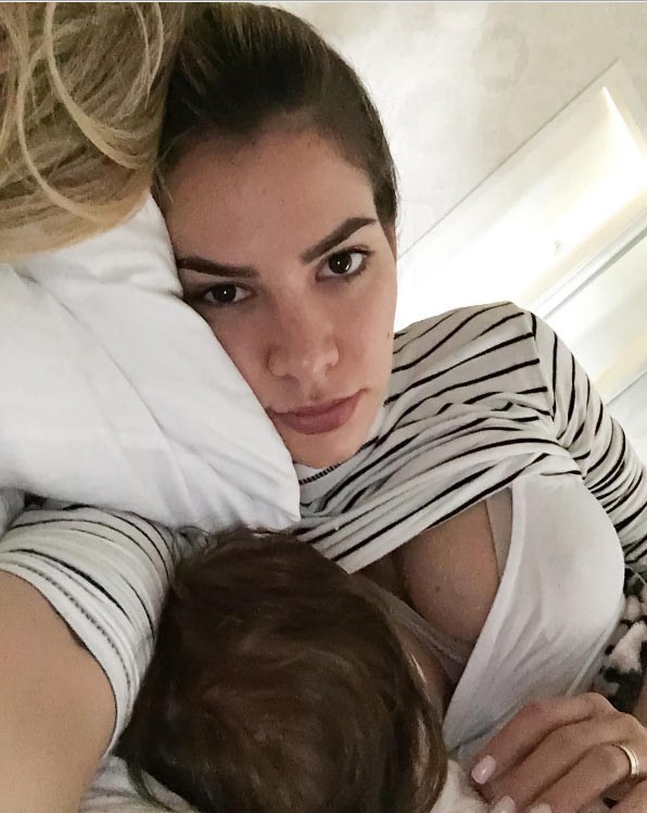 Adriana Sant'Anna amamenta o filho (Foto: Reprodução/ Instagram)