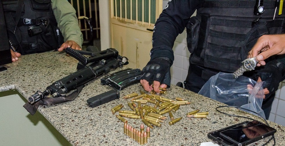 Suspeito de participar de assalto a bancos em Campo Maior (PI) usou fuzil para render família — Foto: Wendell Veras