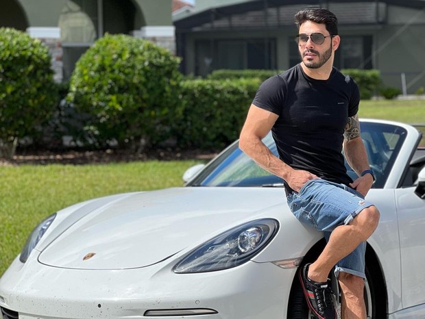 Rodolffo com carro de luxo em Orlando (Foto: Reprodução/Instagram)