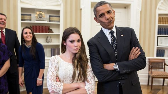A ginasta fazendo sua cara de descontente ao lado do presidente Barack Obama (Foto: Divulgação)