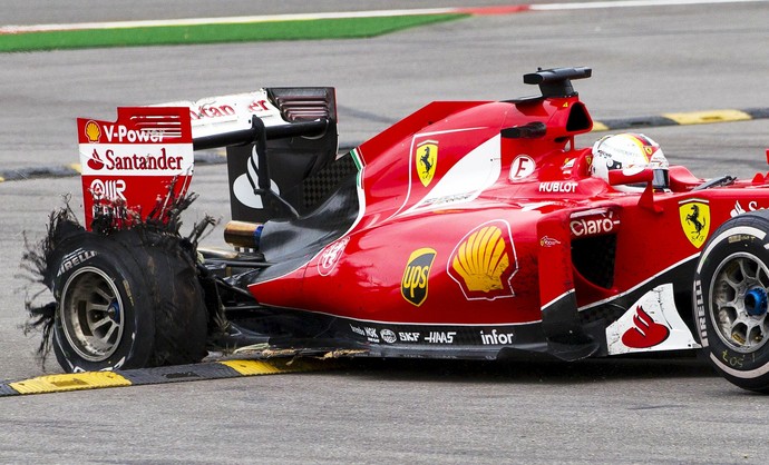 Pneu de Sebastian Vettel fura na penúltima volta do GP da Bélgica (Foto: Reuters)
