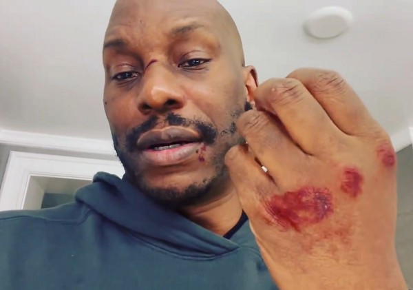 O ator Tyrese Gibson com o sangue e os pelos fakes em seu corpo (Foto: Instagram)