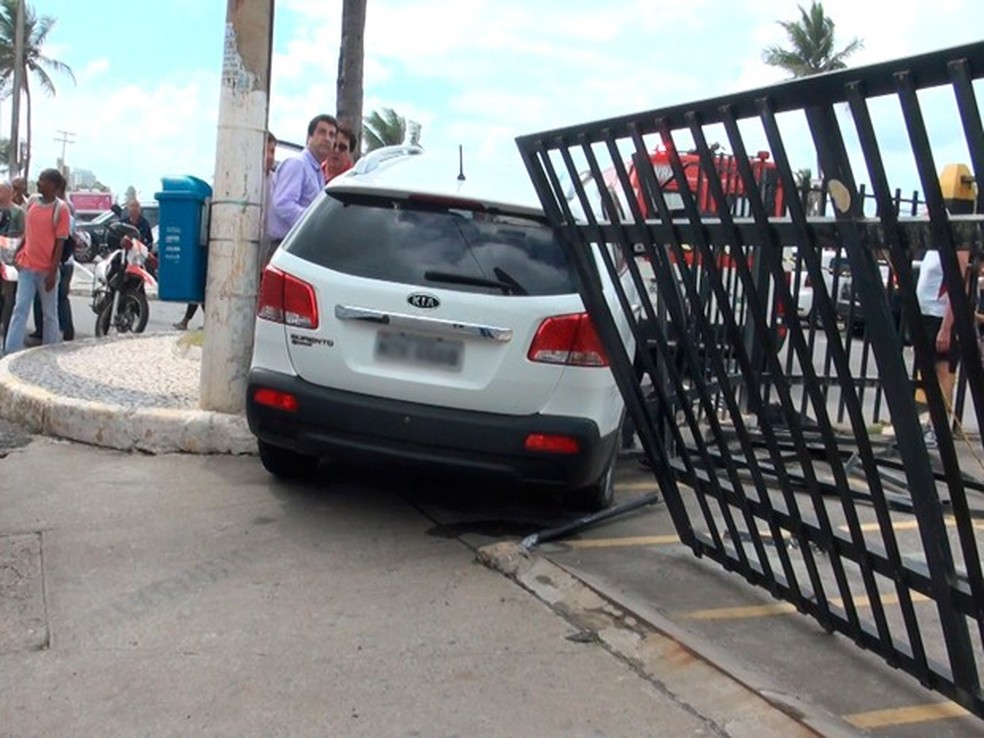Carro da médica foi parar na calçada do bairro de Ondina, em Salvador (Foto: Gabriel Gonçalves/G1 Bahia)