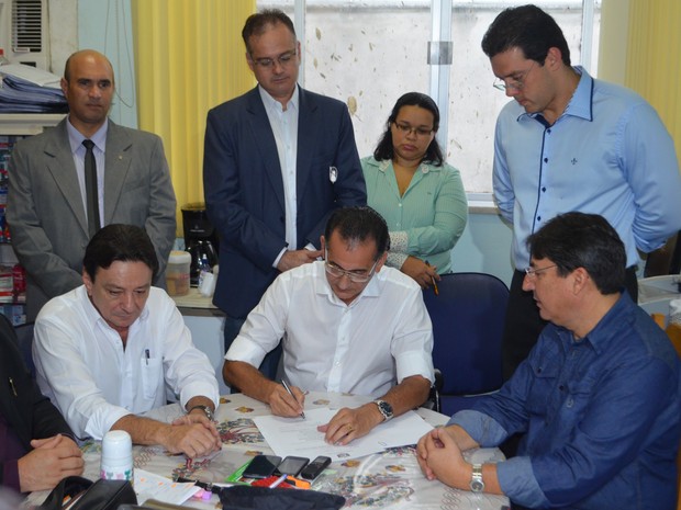 Waldez Góes assinou decreto de criação de comitê nesta segunda-feira, 5 (Foto: John Pacheco/G1)