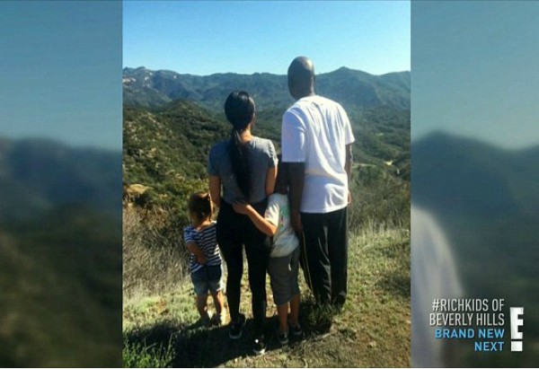A foto polêmica de Kourtney Kardashian com seus filhos e o namorado de sua mãe (Foto: Reprodução)