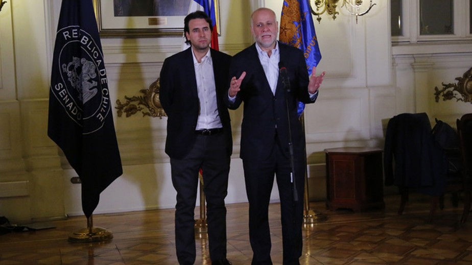 O presidente do Senado do Chile, Álvaro Elizalde, ao lado do presidente da Câmara Vlado Mirosevic