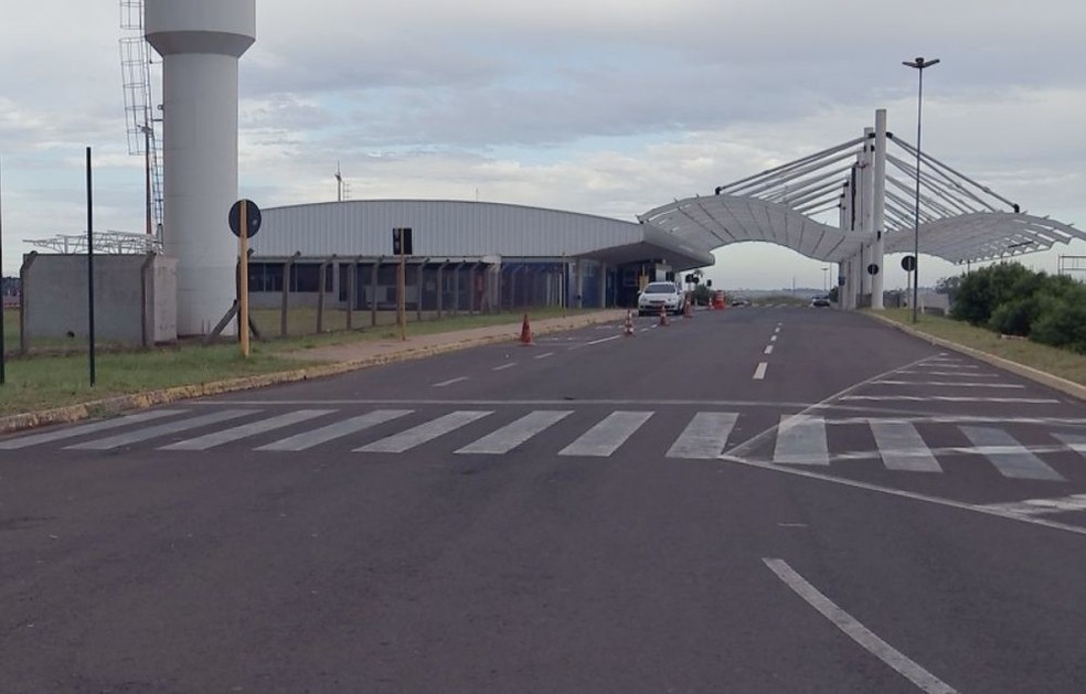 Aeroporto Moussa Tobias, em Arealva, seguem com duas empresas operando com destino ao Aeroporto de Cumbica, em Guarulhos — Foto: TV TEM / Reprodução 
