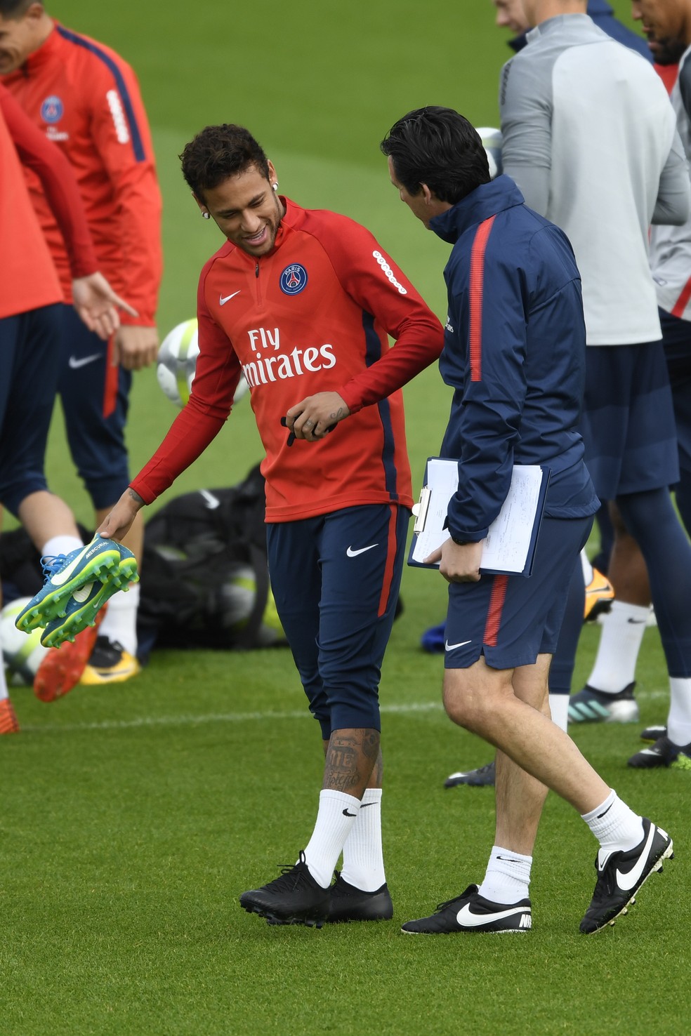 Neymar conversa com Unay Emery no treino do Paris Saint-Germain (Foto: BERTRAND GUAY / AFP)