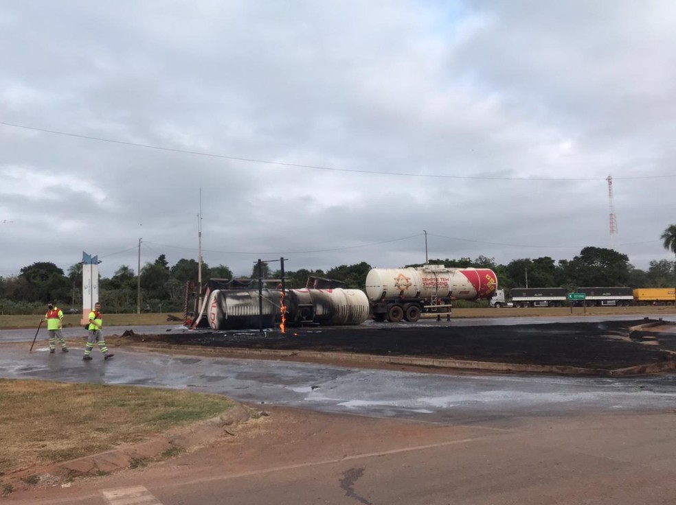 Incidente antinge segunda carreta — Foto: Walter Quevedo